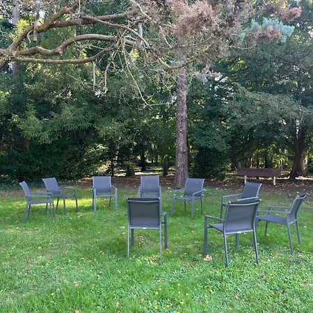 Отель Centre De La Solitude Du Sauveur Ле-Ман